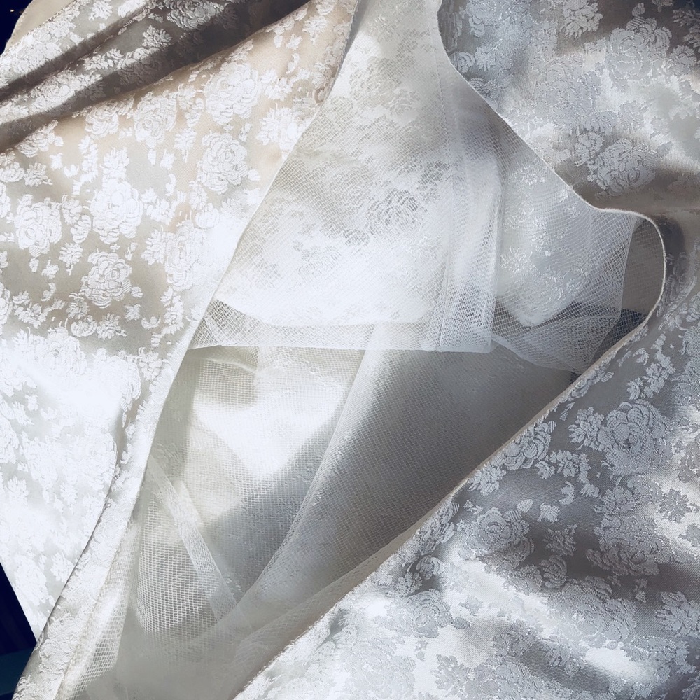 VINTAGE EVENING WHITE SATIN WITH FLORAL DESIGN - Picture 6 of 8